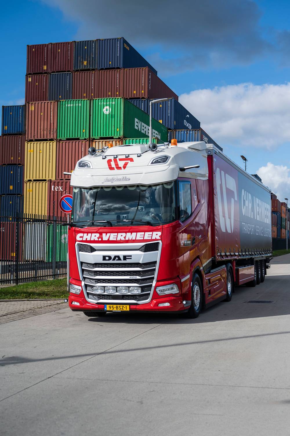 Vrachtwagen en containers